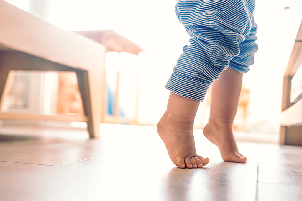 Aleris Fertility Kid Feet Walking