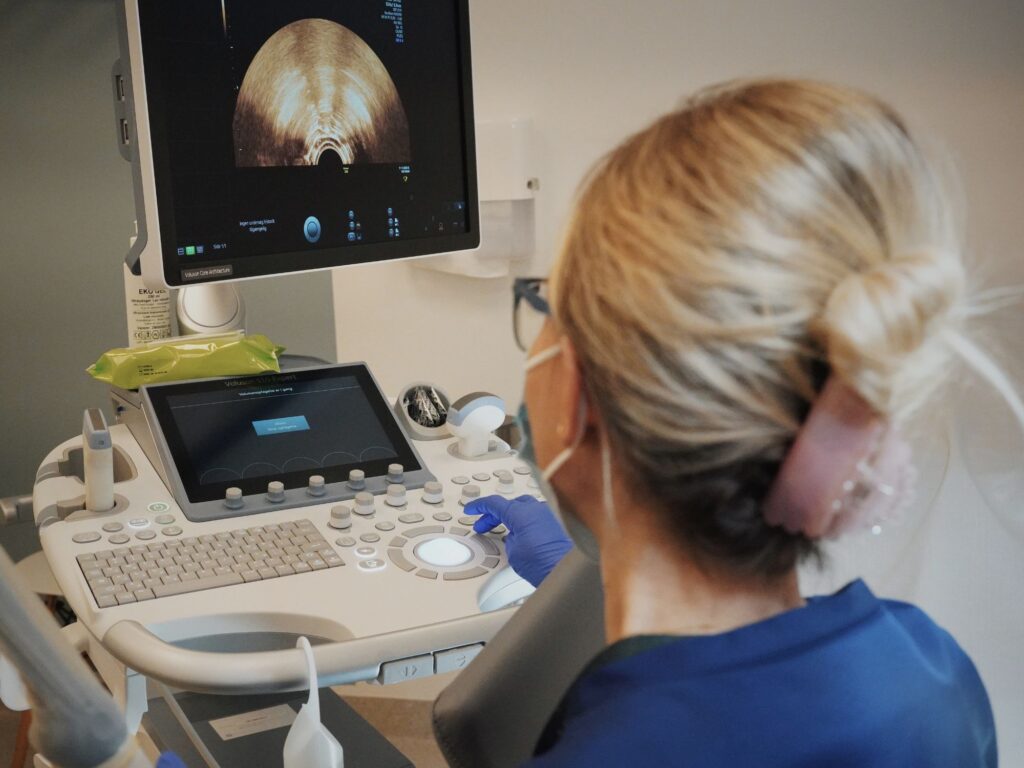 Ultralydsscanning af gravid kvinde hos Aleris Fertility