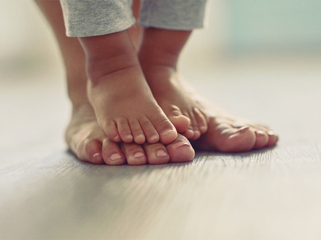Aleris Fertility Kid Mom Feet